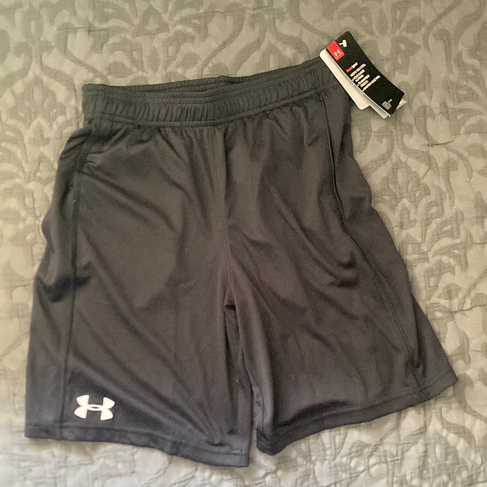 Under Armor black youth medium heat gear shorts